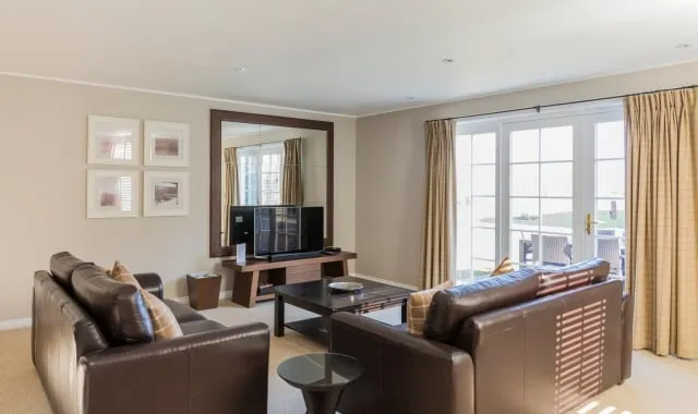 lounge-windows